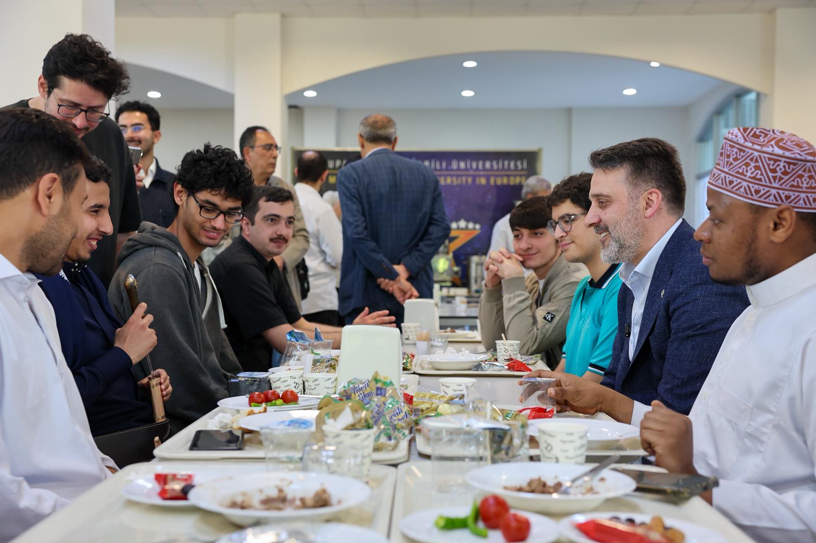 Başkan Vekili Şahin Biba, bayram sabahı öğrencilerle buluştu