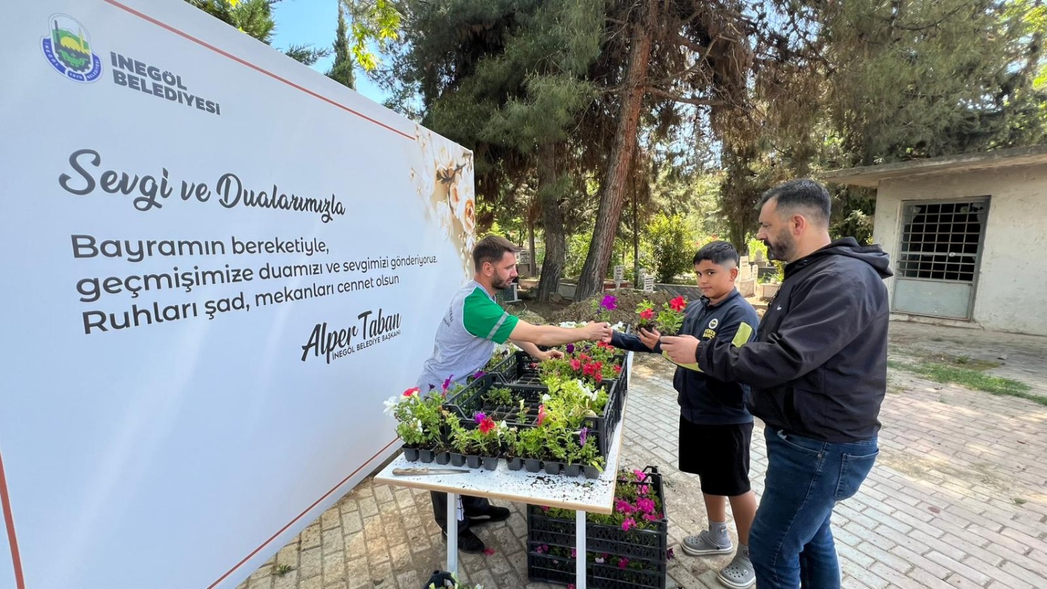 İnegöl Belediyesi Bayram Öncesi Mezarlıklarda Çiçek Dağıttı