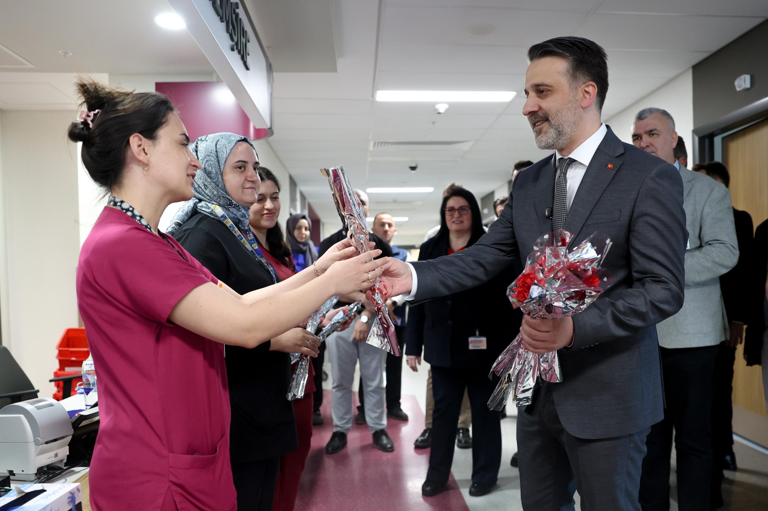 Hemşireler Günü’nde sağlık emekçilerine anlamlı ziyaret