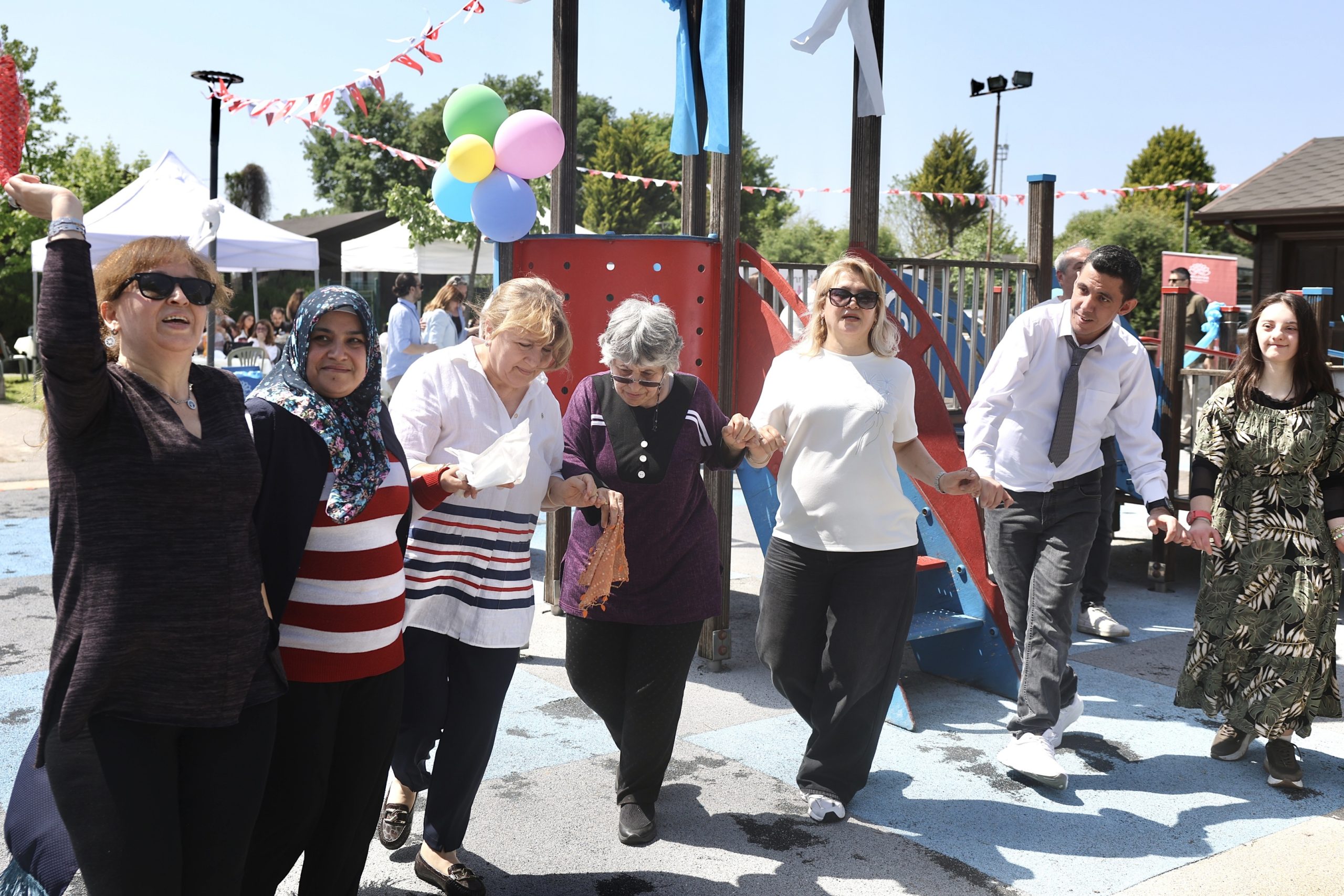 Başkan Şadi Özdemir Anneler Günü’nü Bizim Ev katılımcılarıyla kutladı