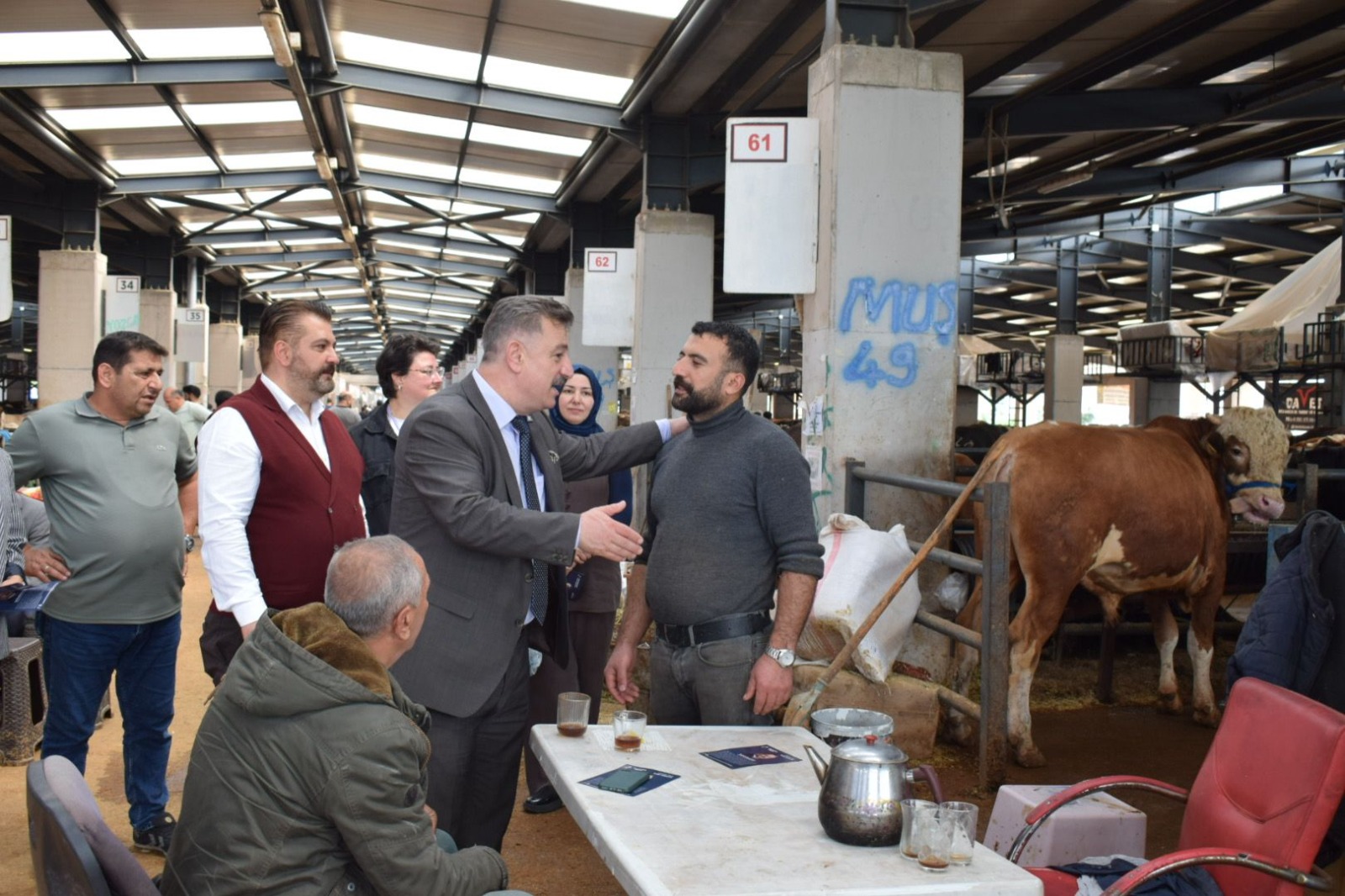 Anahtar Parti Bursa Kurban Pazarı ziyaretinde esnafı derdini dinledi