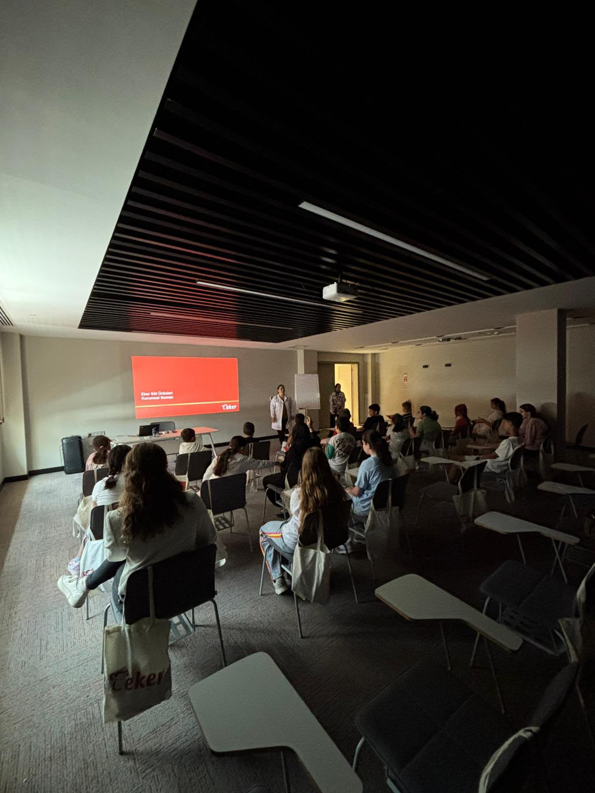 Bursalı öğrenciler süt fabrikasını gezdi