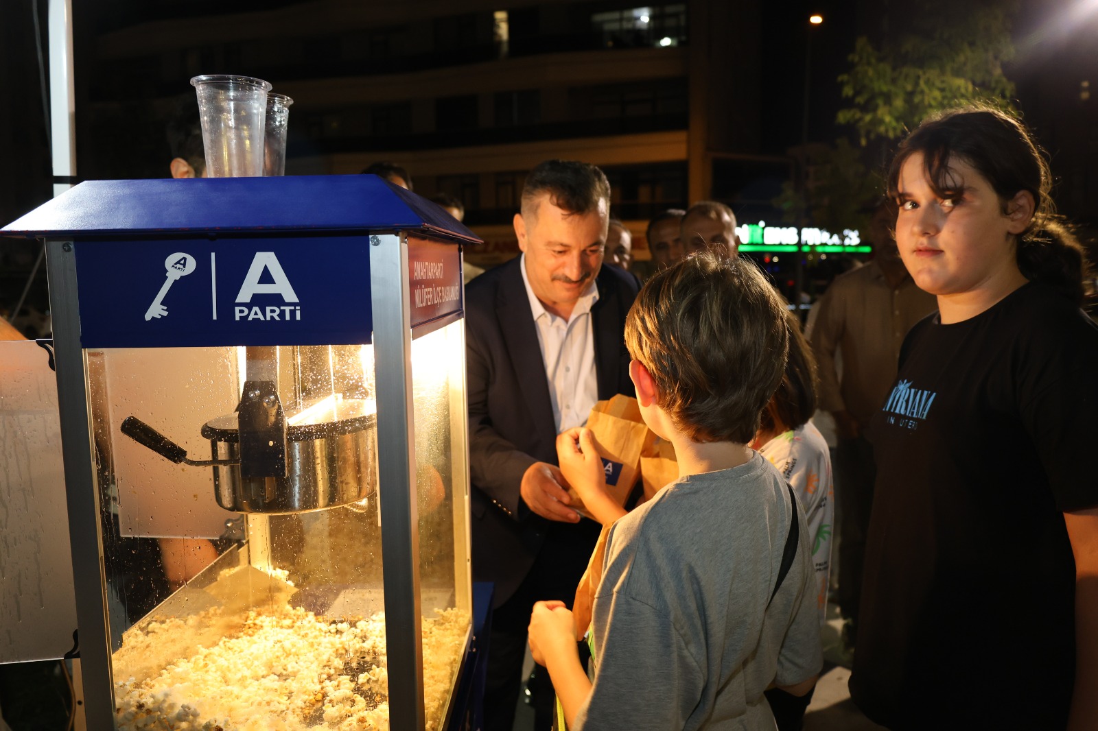 Anahtar Parti’den çocuklara patlamış mısır, ailelere samimi sohbet