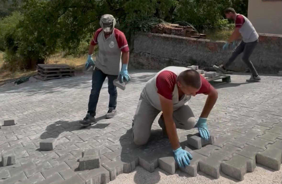 İnegöl Belediyesi Kırsalda Üst Yapı Hamlesini Sürdürüyor