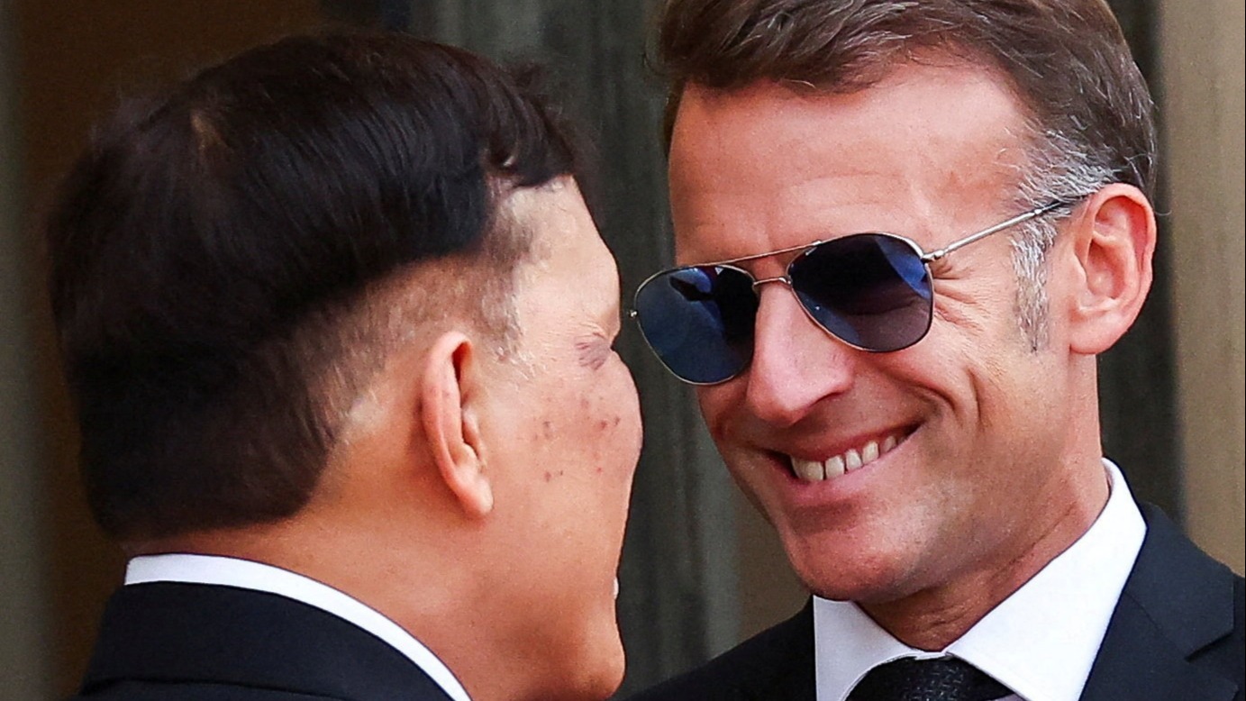 Macron’un Diz Çöktüğü İddiası Yapay Zeka Çıktı