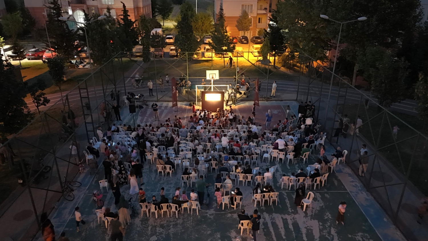 “Karagöz’ün Salıncağı” İlk Gösteriminde Çocuklar Ve Aileler Buluştu