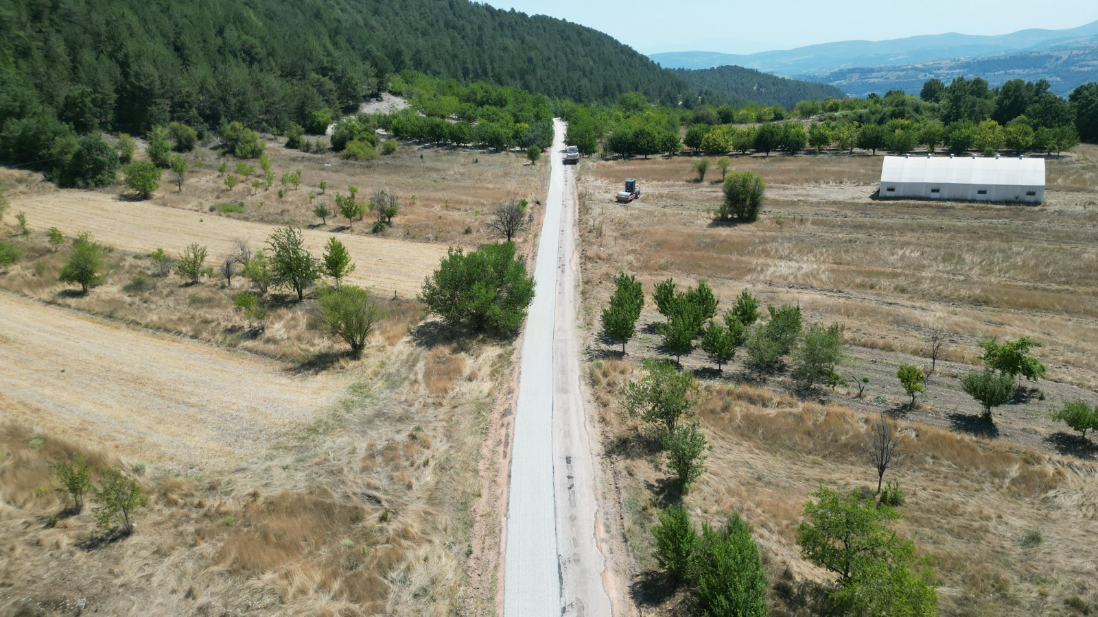 Keles’te yollar hem yenileniyor hem genişliyor