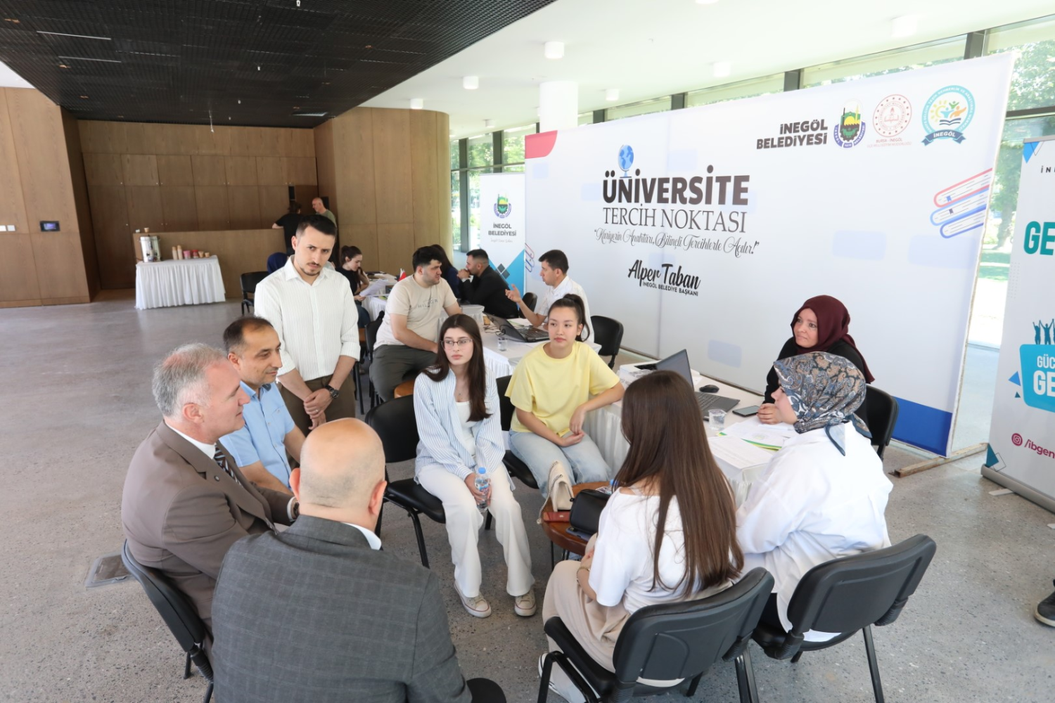 İnegöl Belediyesi Tercih Sürecinde De Öğrencilerin Yanında