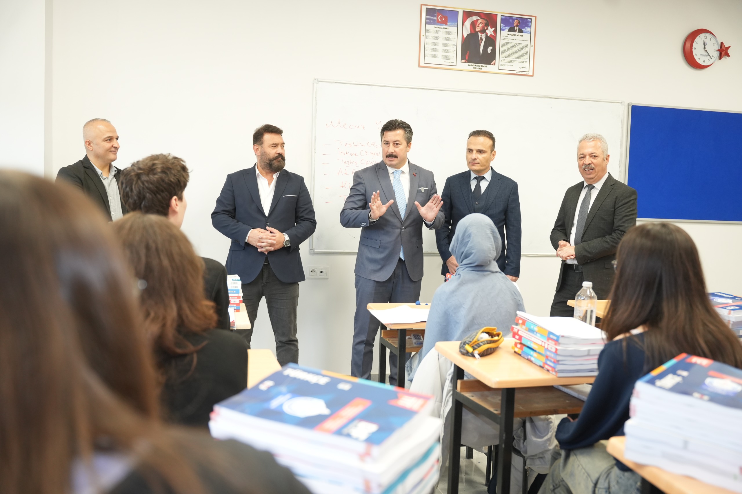YENİŞEHİR’DE ÜNİVERSİTE ADAYLARINA 3 BİN KİTAP DESTEĞİ