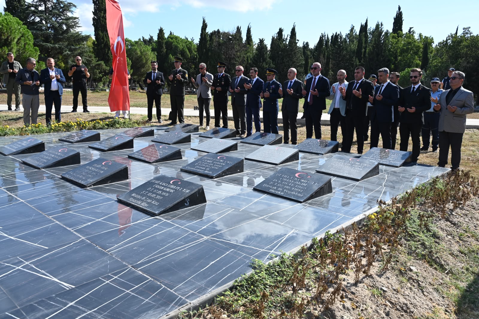 KARACABEY’DE KONSERLER DOLDU TAŞTI, KURTULUŞ TÖRENİNDE MEYDAN BOŞ KALDI