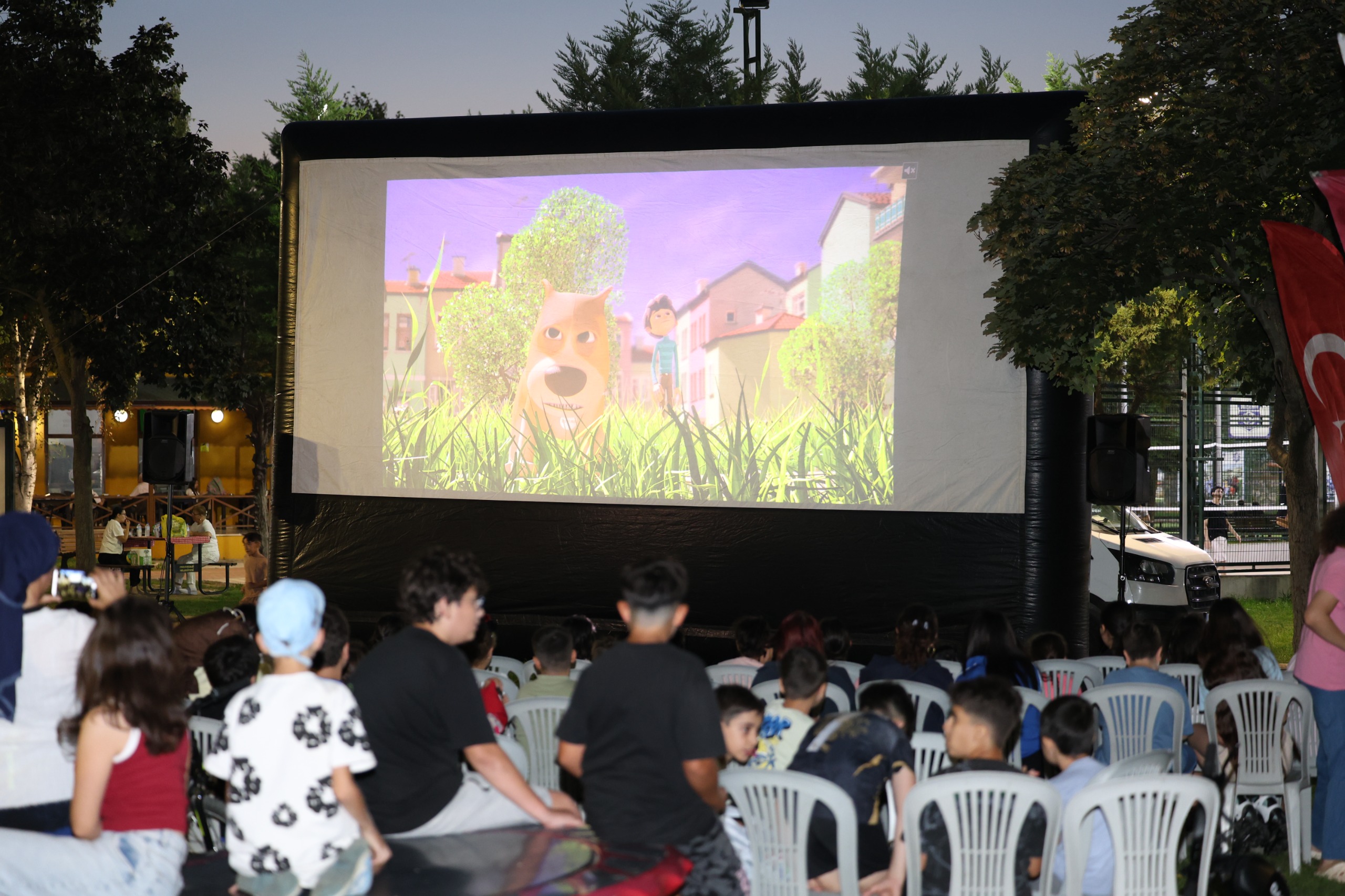 Soğukkuyu Parkı’nda Çocukların Sinema Keyfi