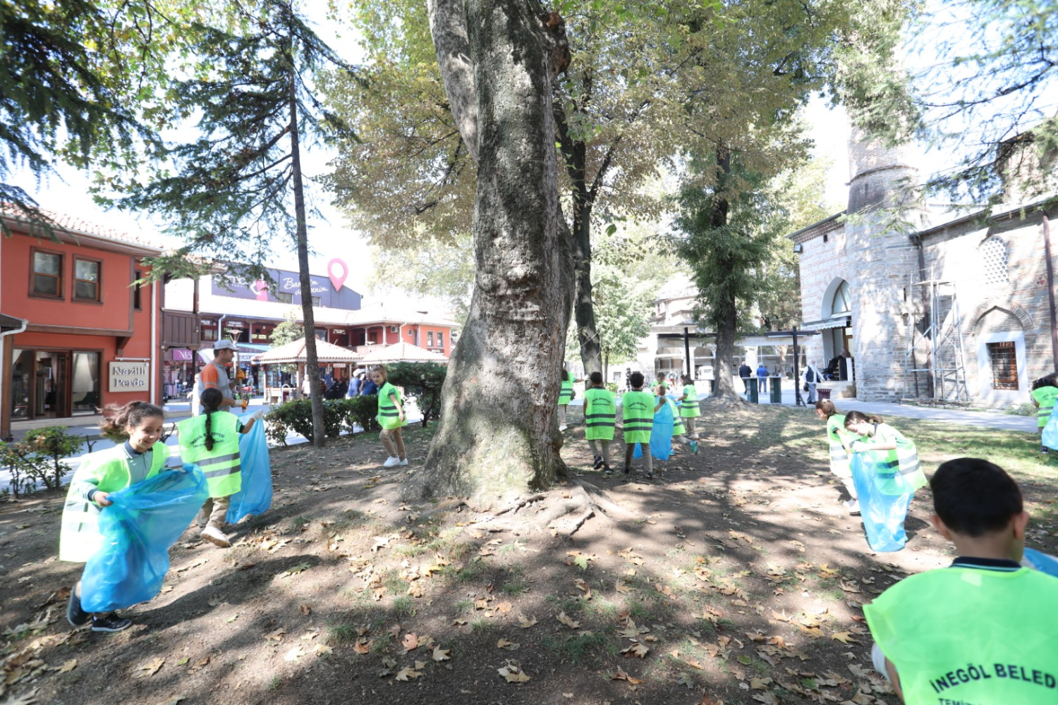 İnegöl’de Temizlik Seferberliği Çarşıda Devam Etti