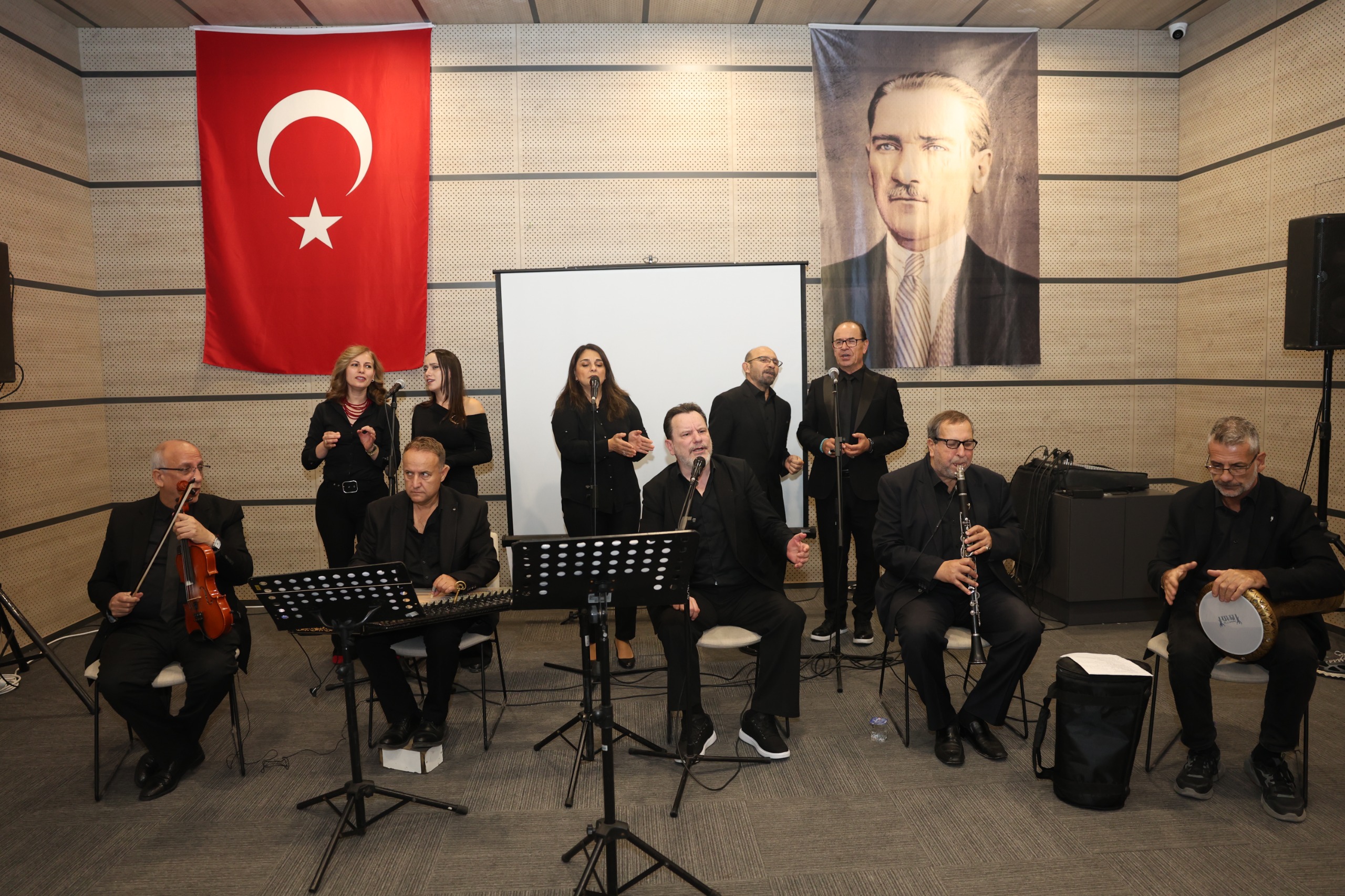 BAREM Sakinleri Dünya Yaşlılar Günü’nü Şarkılarla Kutladı