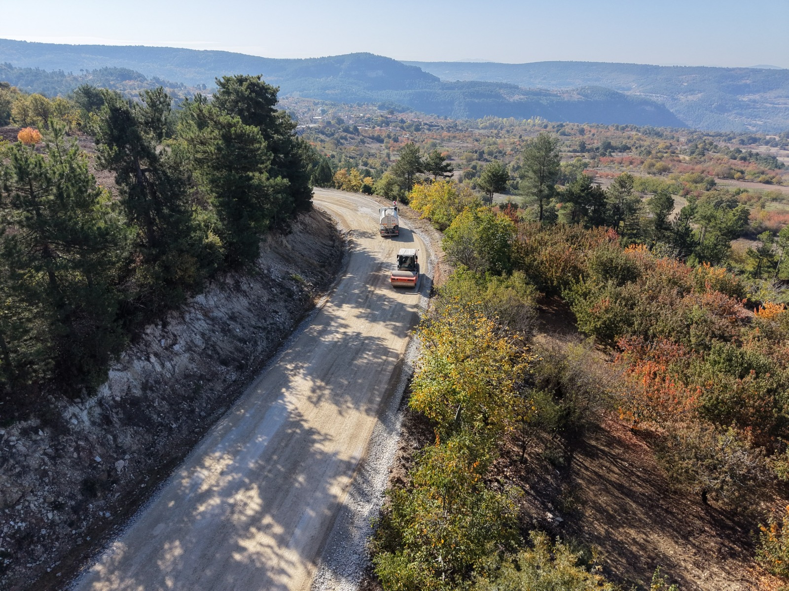Keles’in üç mahallesinde yol mesaisi
