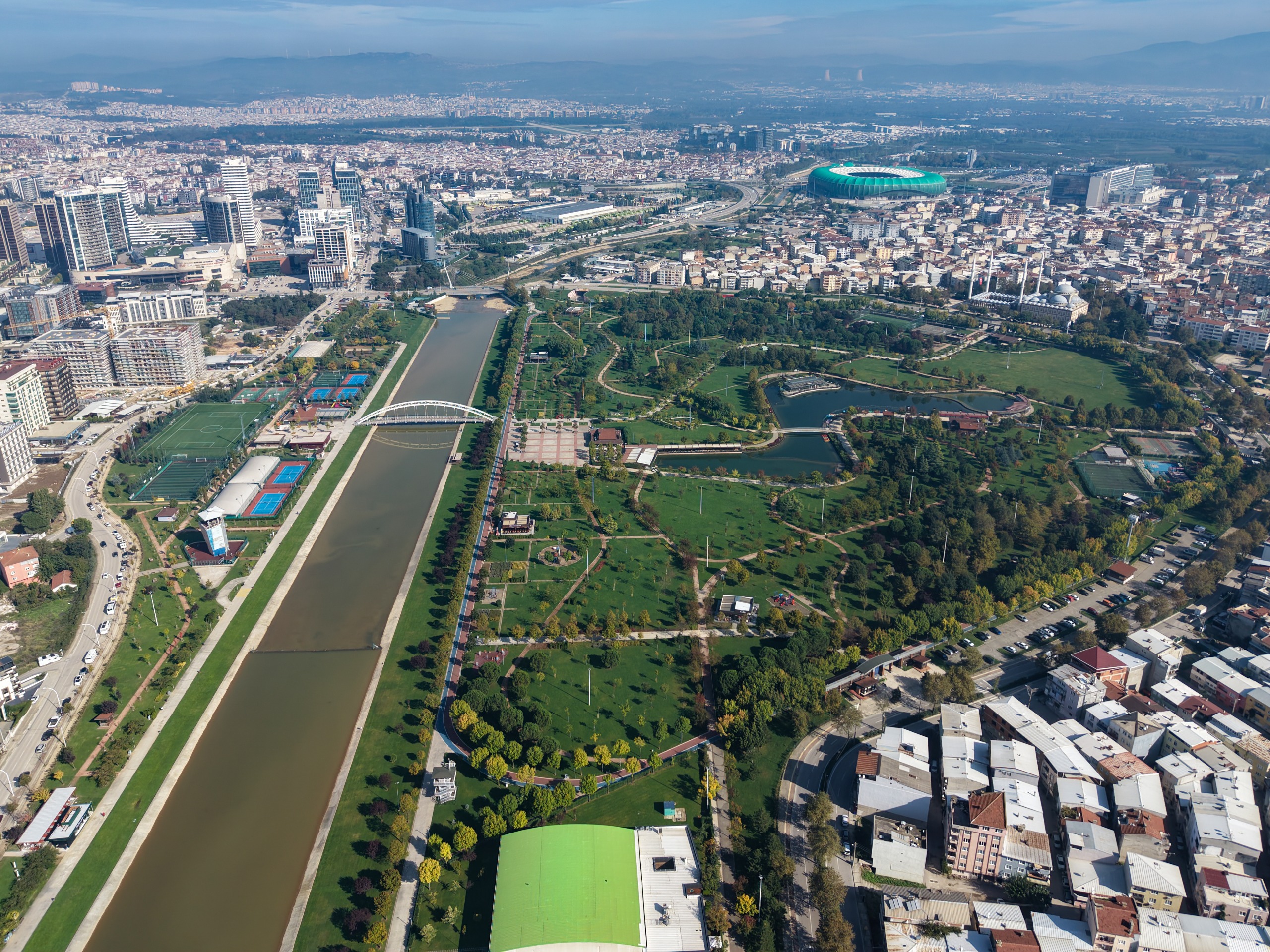 Büyükşehir’den park ve bahçelere düzenli bakım